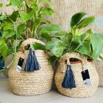 Καλάθι ψάθινο με φούντες και λαβές